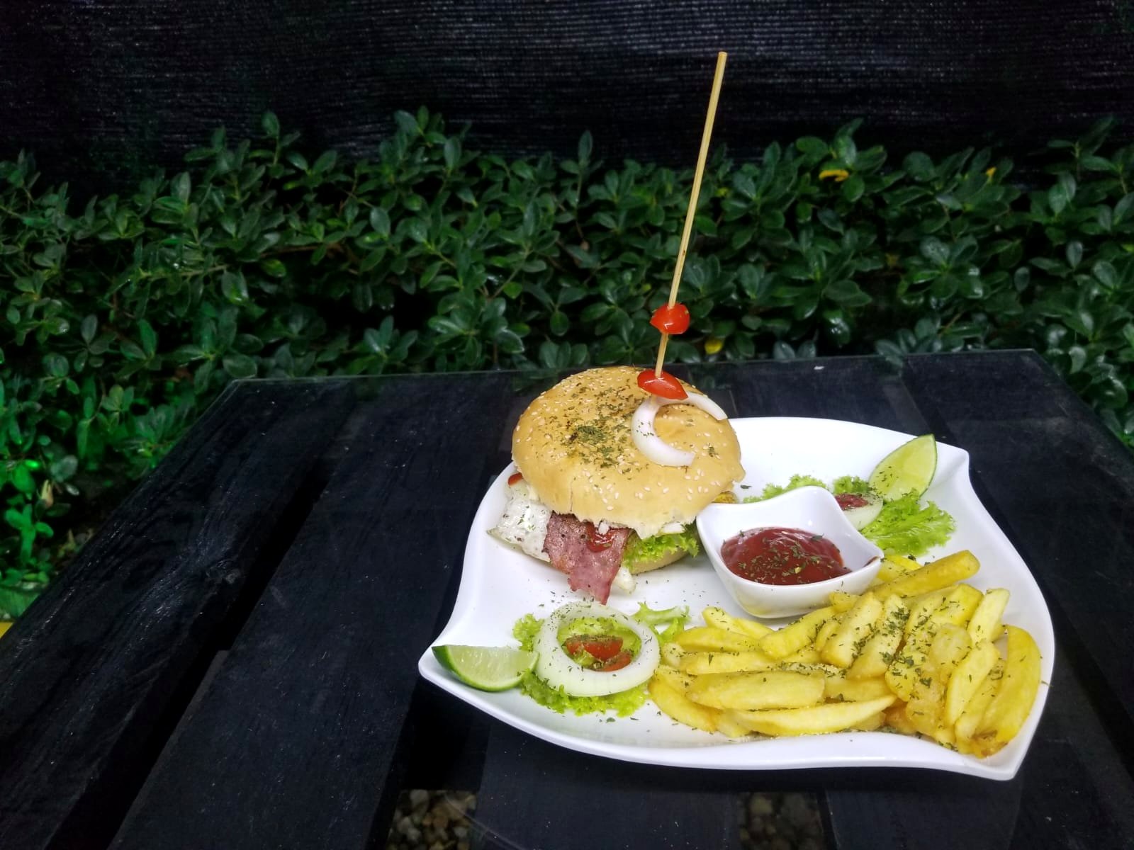 Longui Burger en plato con papas y ensalada