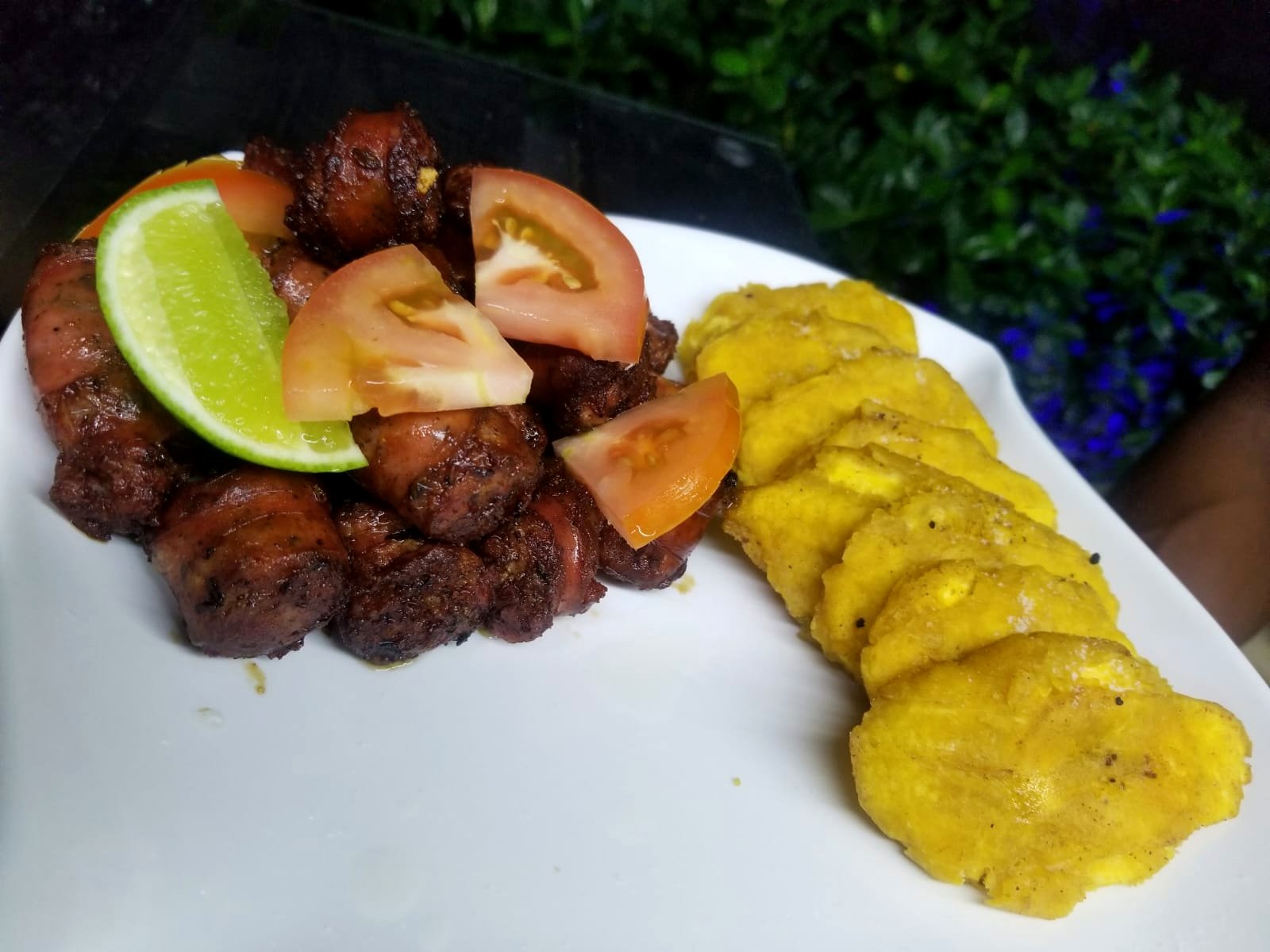 Longaniza con tostones, tomate y limón