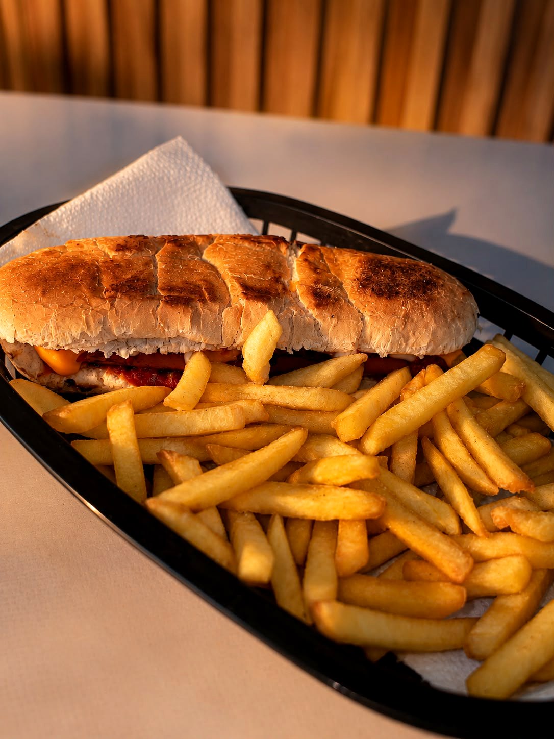 Sándwich del local con papas fritas